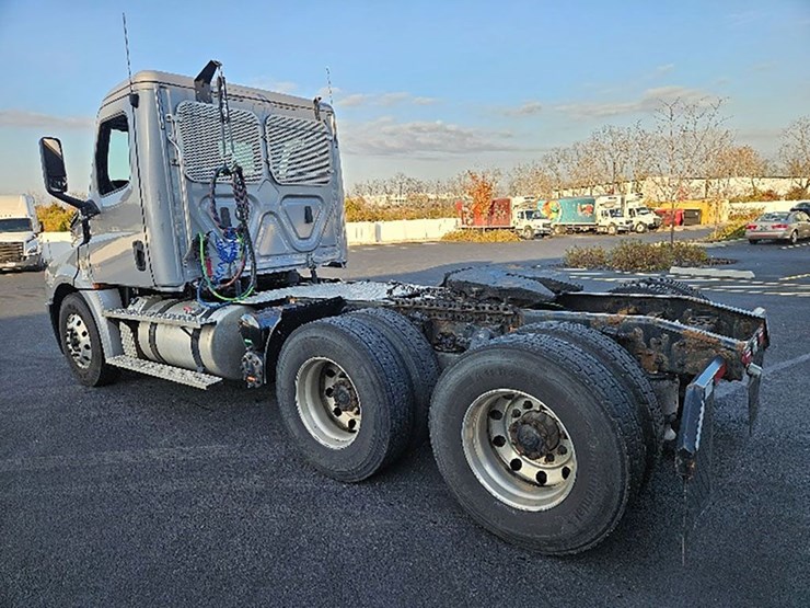 2020-freightliner-cascadia-126-image-2