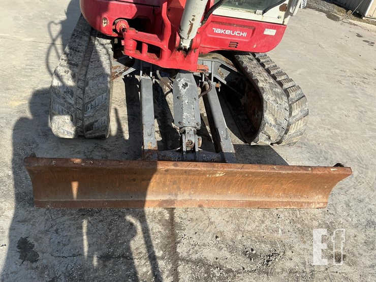 2018-takeuchi-tb260-image-11