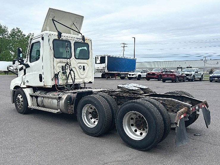 2020-freightliner-cascadia-126-image-2