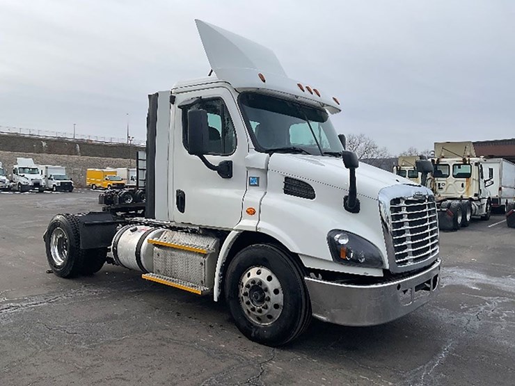 2017-freightliner-cascadia-113-image-1