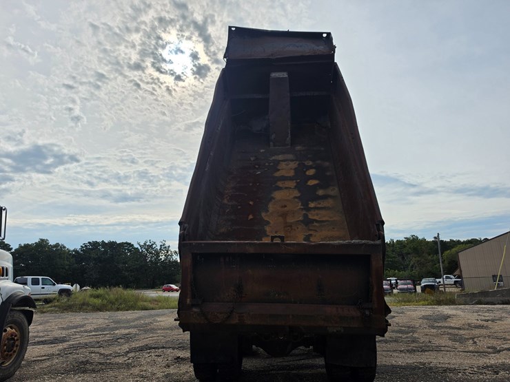 2007-freightliner-m2-106-image-19