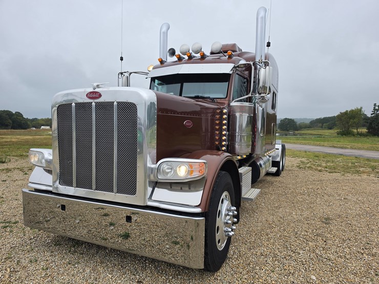 2018-peterbilt-389-image-1