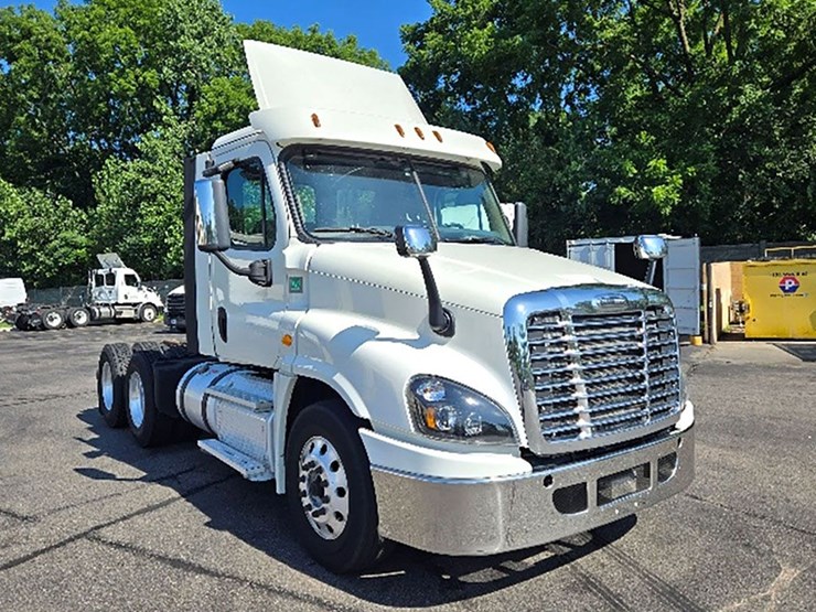 2018-freightliner-cascadia-125-image-1