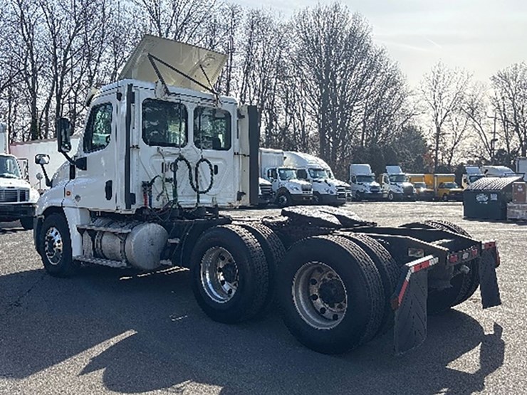 2018-freightliner-cascadia-125-image-2