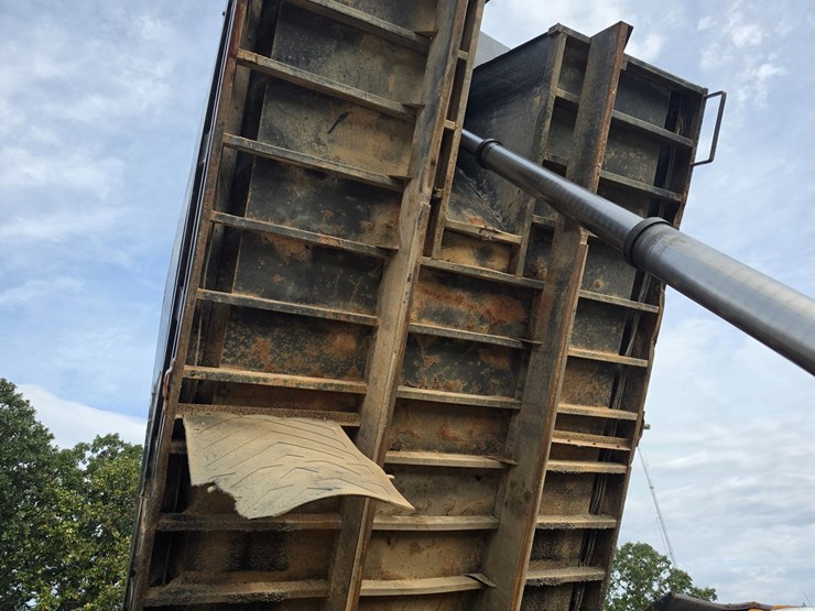 2007-freightliner-m2-106-image-26