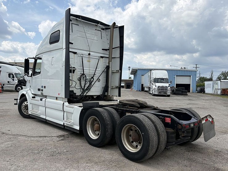 2017-volvo-vnl-670-image-3