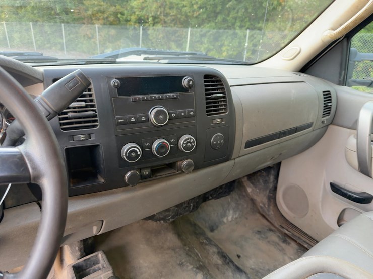 2013-chevrolet-3500hd-image-25