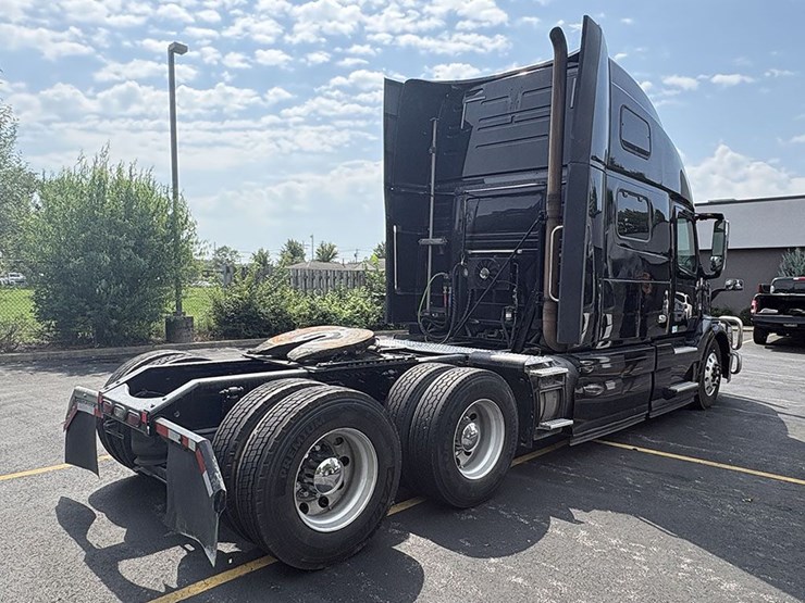 2018-volvo-vnl780-image-3