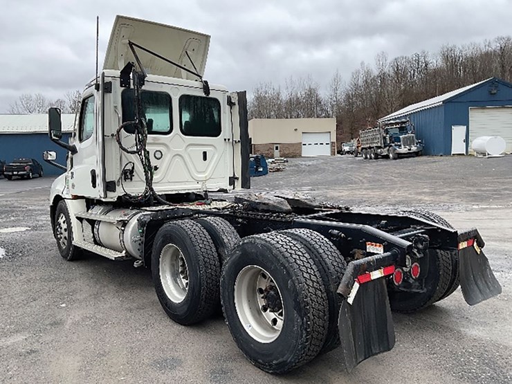 2021-freightliner-cascadia-126-image-2