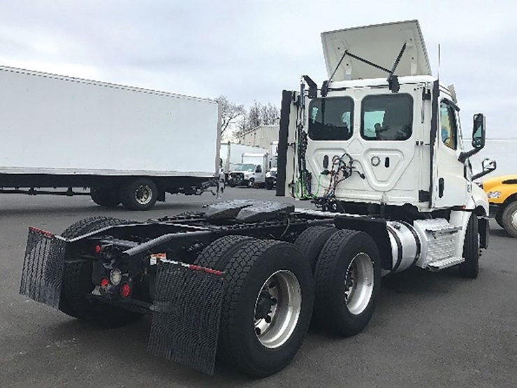 2021-freightliner-cascadia-126-image-2