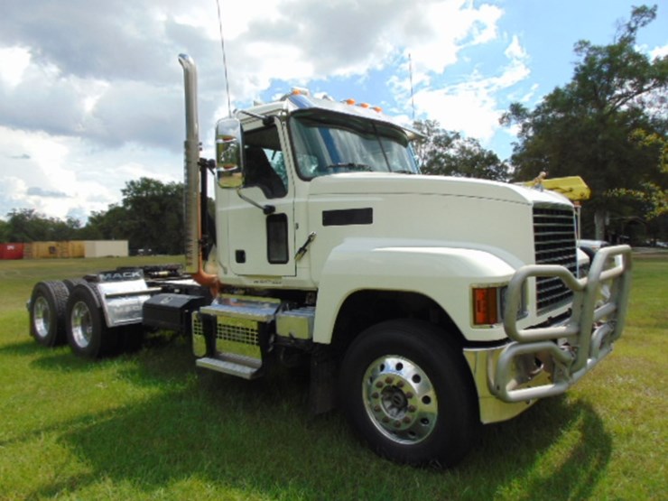 2019-mack-pinnacle-64t-image-2