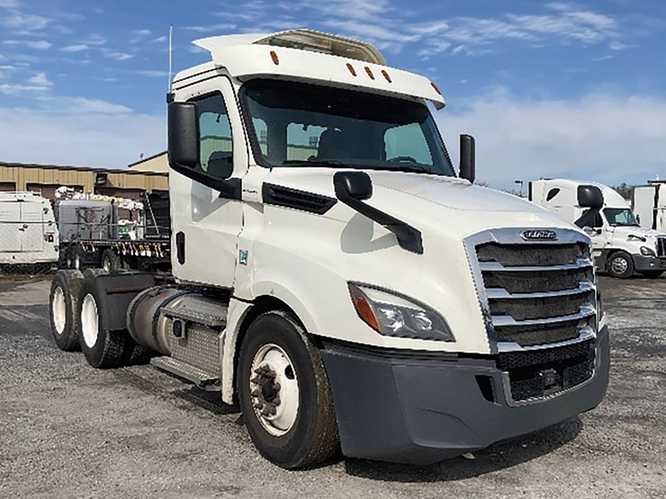 2018-freightliner-cascadia-126-image-1