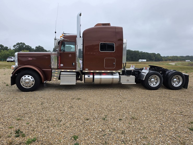 2018-peterbilt-389-image-6