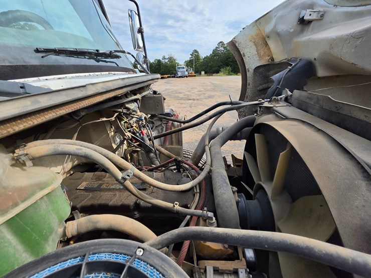 2007-freightliner-m2-106-image-68
