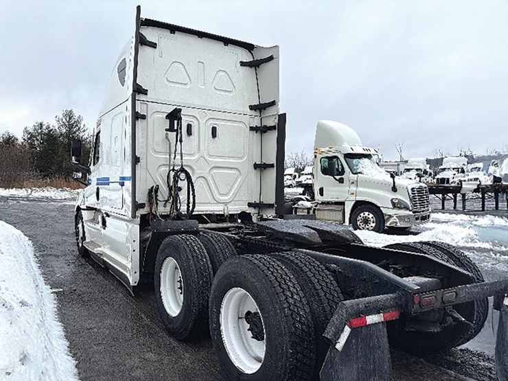 2023-freightliner-cascadia-126-image-2