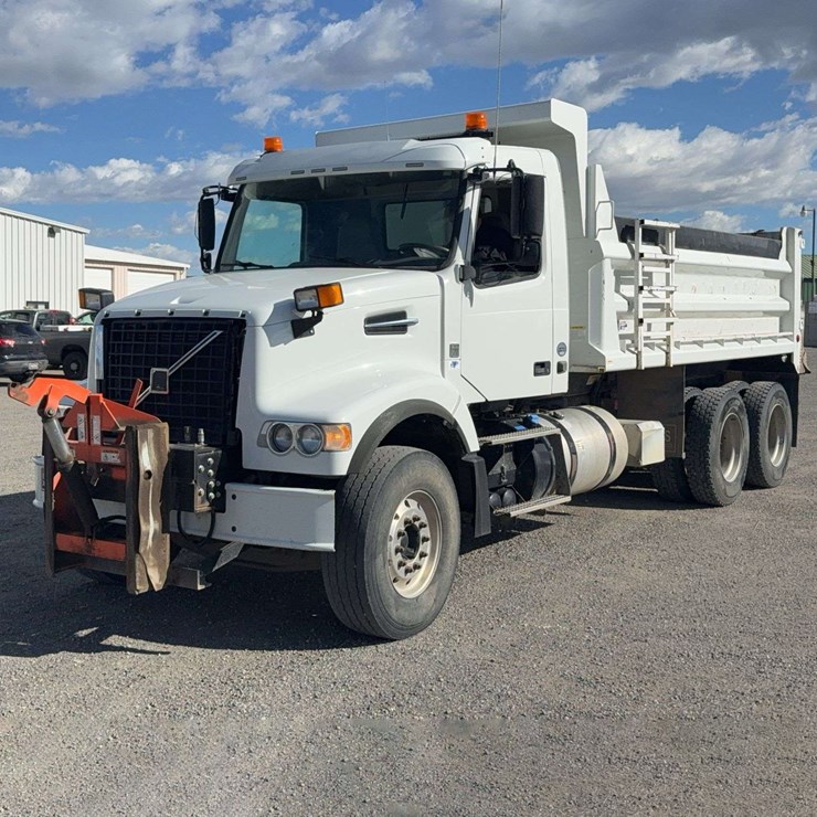 2016 VOLVO VHD64F200