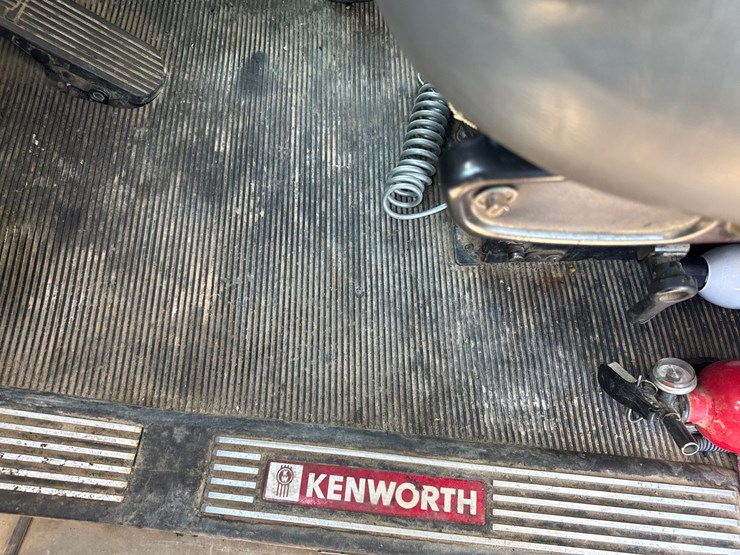 2010-kenworth-t800-image-43