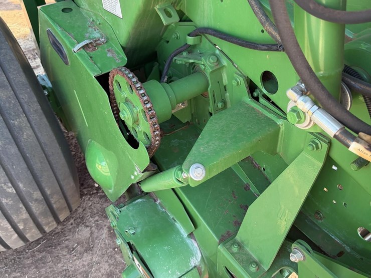 2019-john-deere-560m-image-21