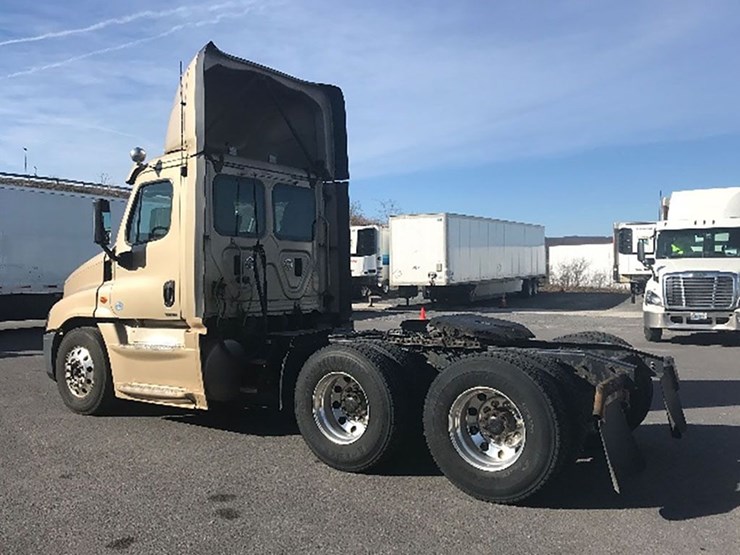 2016-freightliner-cascadia-125-evolution-image-2