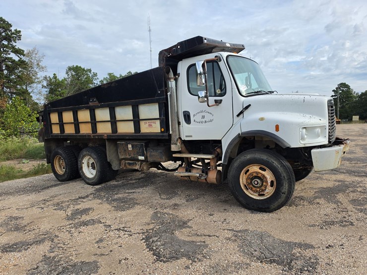 2007-freightliner-m2-106-image-13
