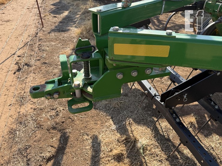 2023-john-deere-2430-image-16