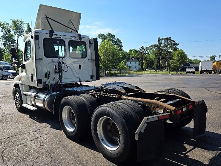 2018-freightliner-cascadia-125-image-2