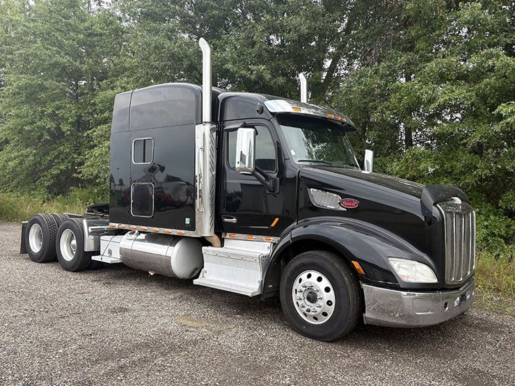 2015-peterbilt-579-image-2