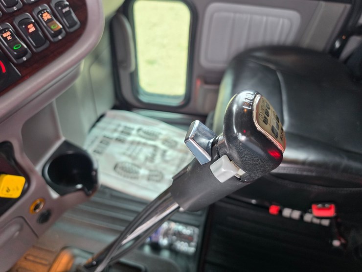 2018-peterbilt-389-image-71