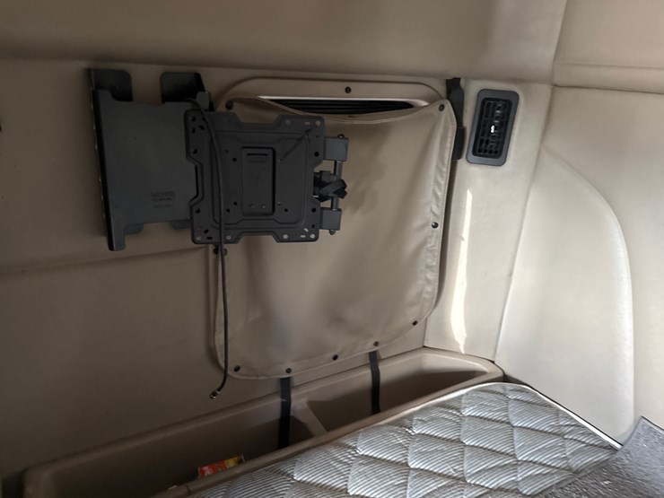 2019-peterbilt-579-image-48