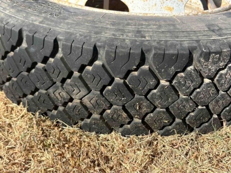 ironman---225/70r19.5-tire-image-2