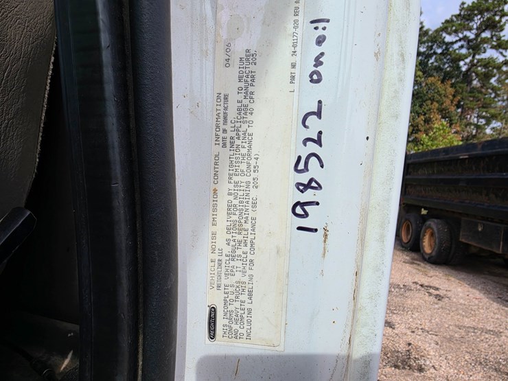 2007-freightliner-m2-106-image-73