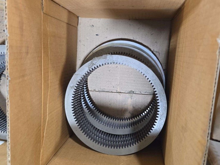 pallet-full-of-gear-bearings,-9-1/2''-wide-image-4