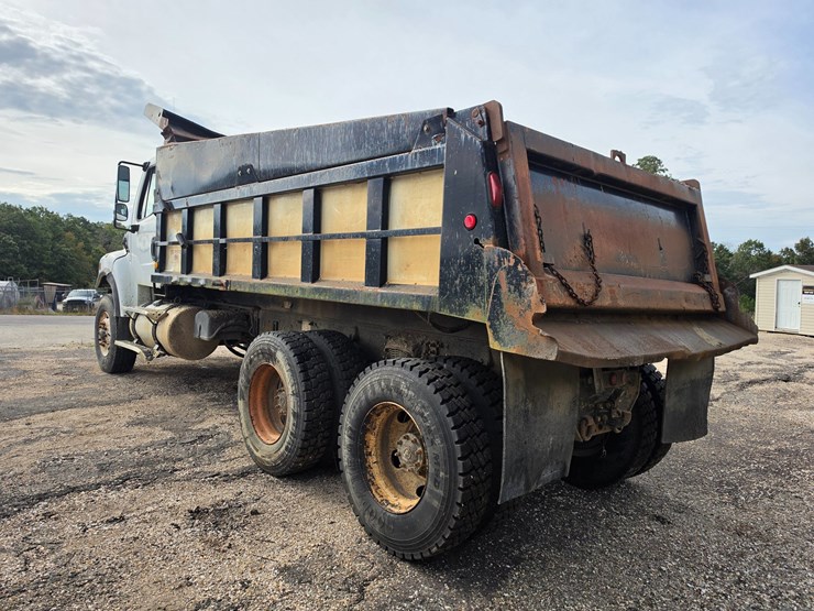 2007-freightliner-m2-106-image-5