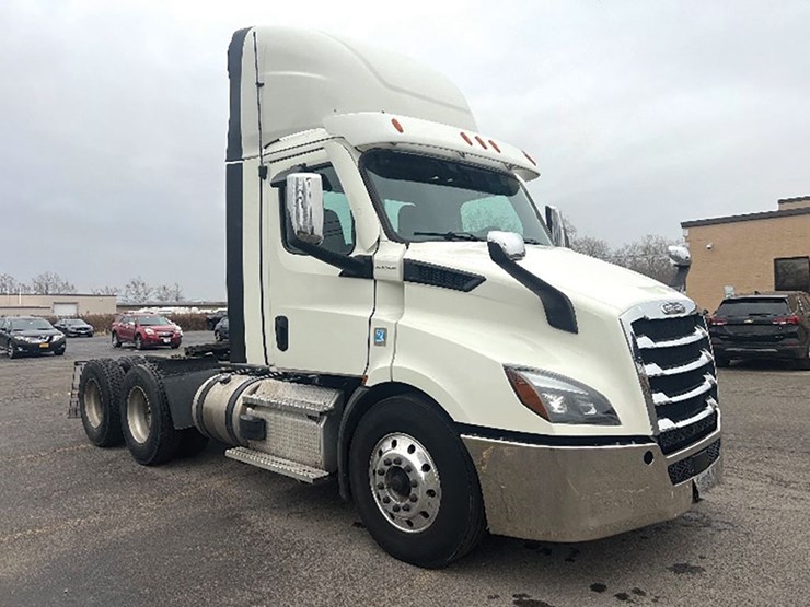 2021-freightliner-cascadia-126-image-1