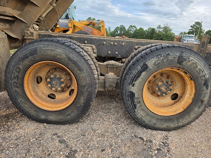 2004-sterling-l7500-image-95