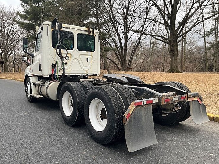 2019-freightliner-cascadia-126-image-2