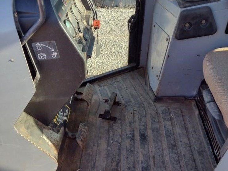 2002-deere-700h-lt-image-13