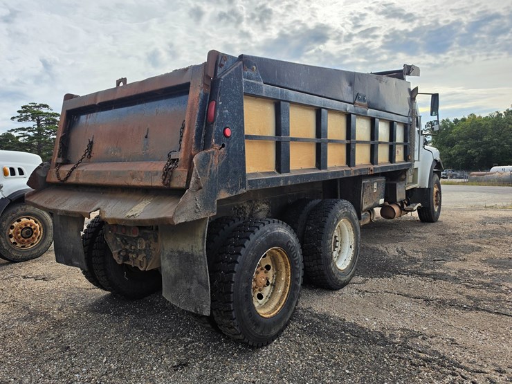 2007-freightliner-m2-106-image-8
