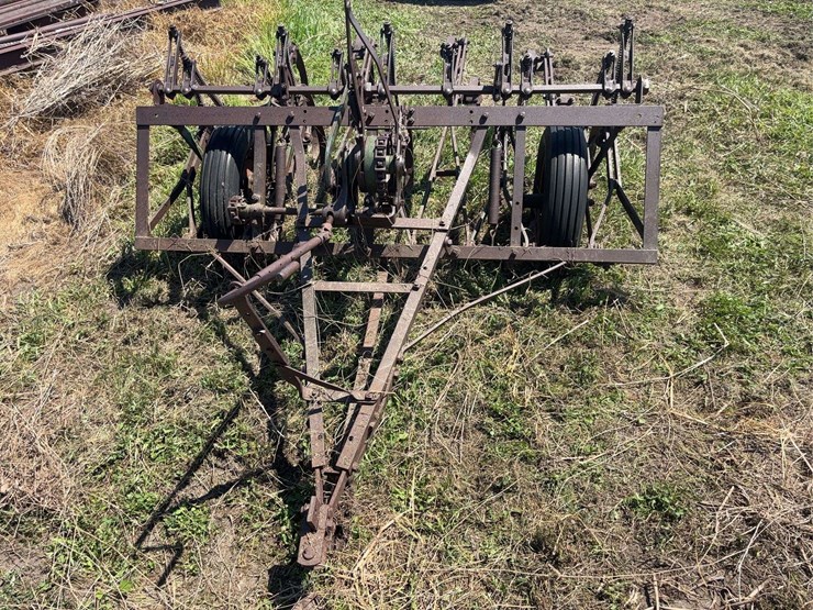 john-deere-13-shank-field-cultivator-image-2