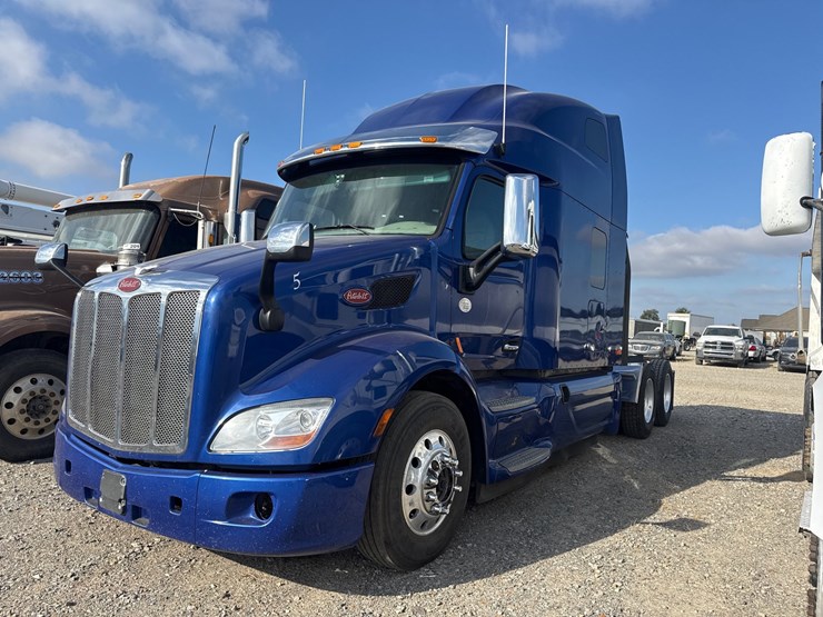 2019-peterbilt-579-image-1
