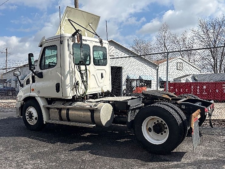 2020-freightliner-cascadia-113-image-2