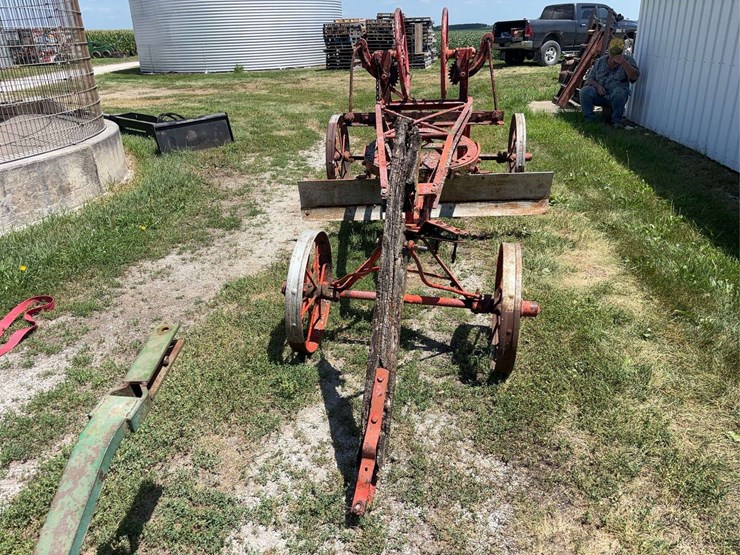 pull-type-road-grader-image-2