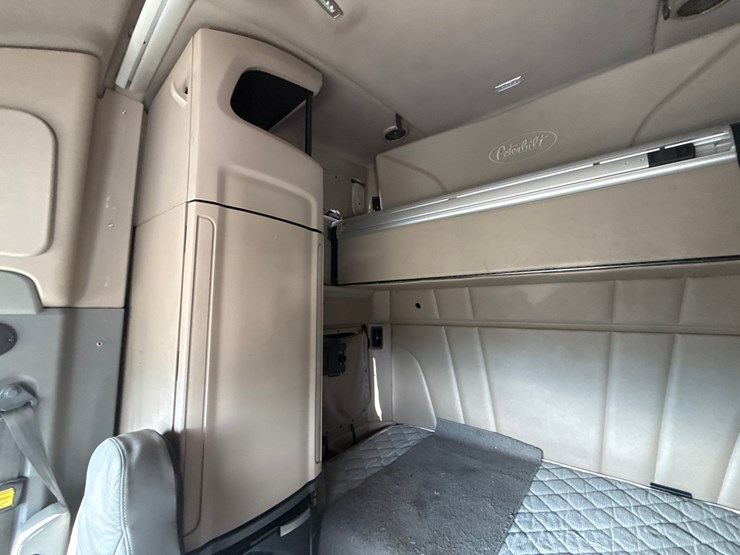2019-peterbilt-579-image-43