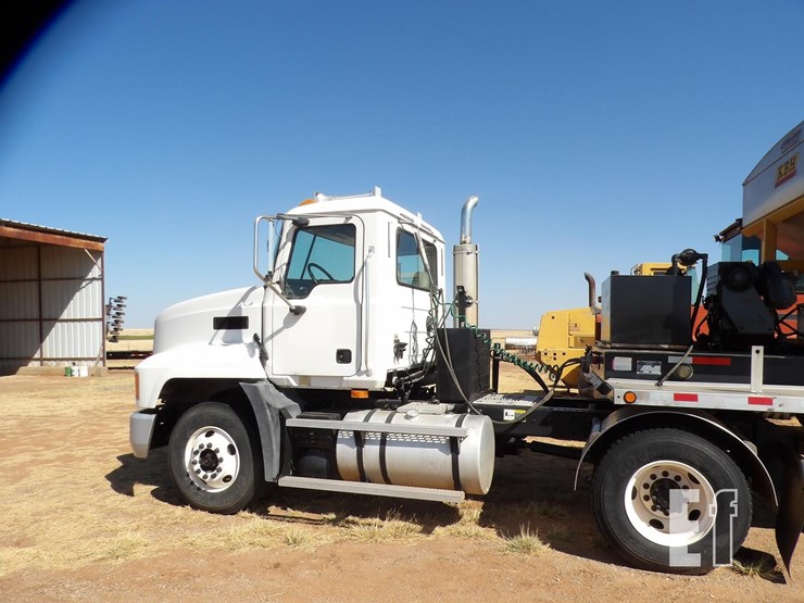 2003-mack-ch600-image-1