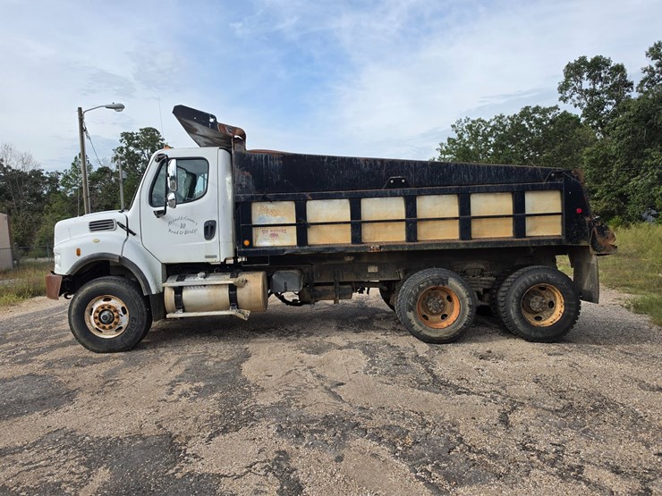 2007-freightliner-m2-106-image-4