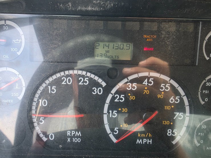 2007-freightliner-m2-106-image-89