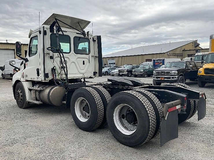 2018-freightliner-cascadia-126-image-2