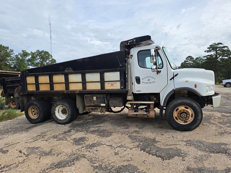 2007-freightliner-m2-106-image-12
