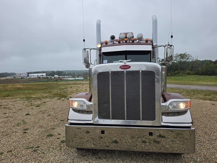 2018-peterbilt-389-image-30