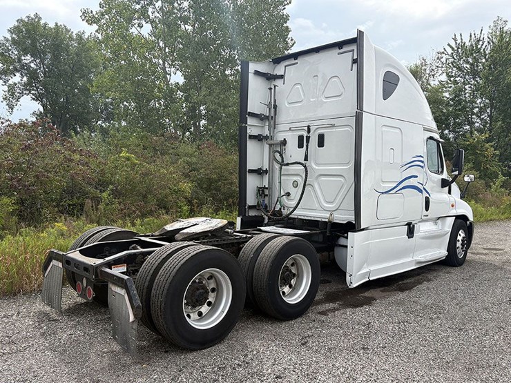 2017-freightliner-cascadia-125-image-2